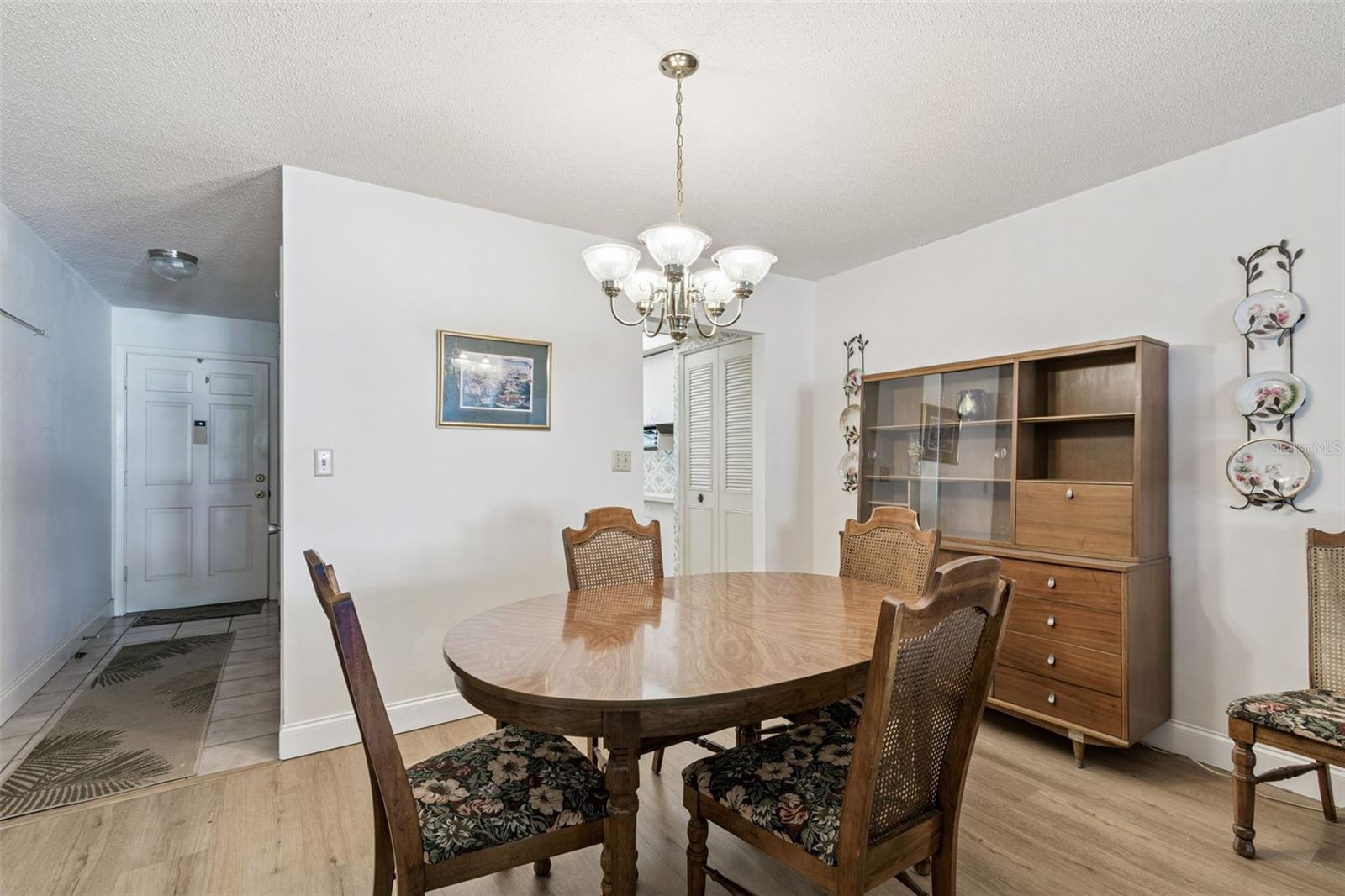 Dining Room/Entryway