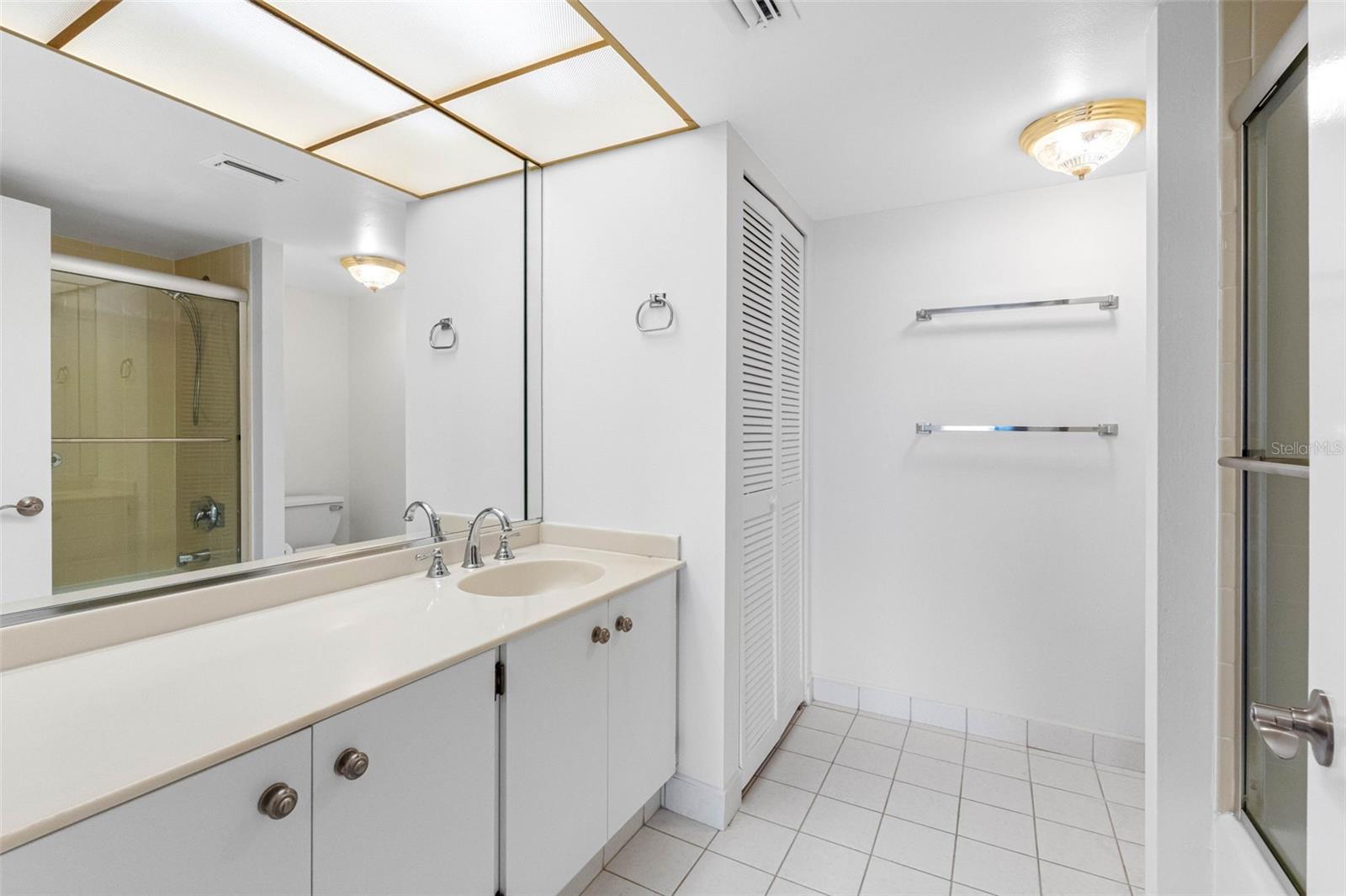 Primary Bathroom Ensuite with tub/shower combo and linen closet