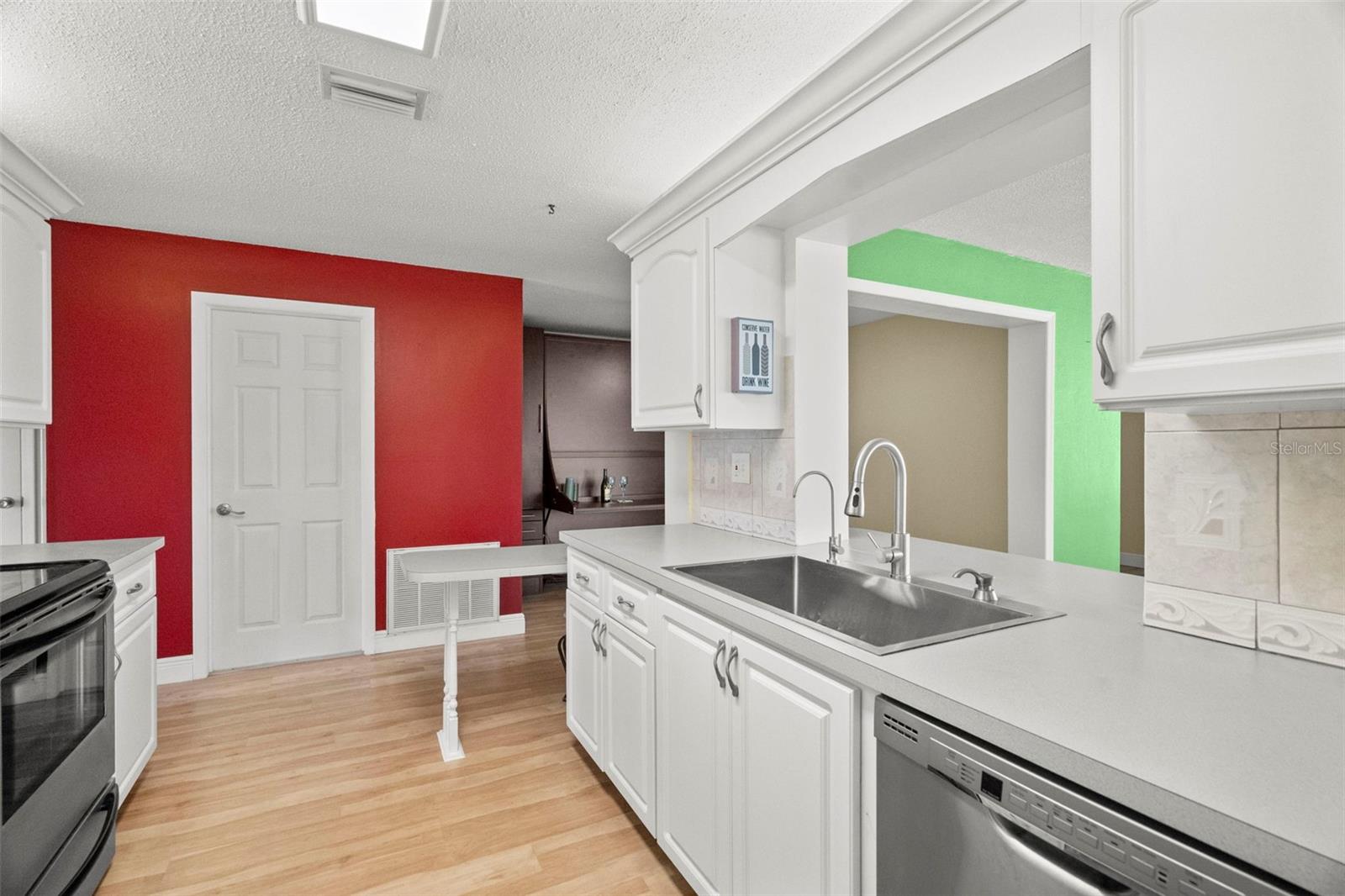 Kitchen Pass Thru/ Breakfast Bar !