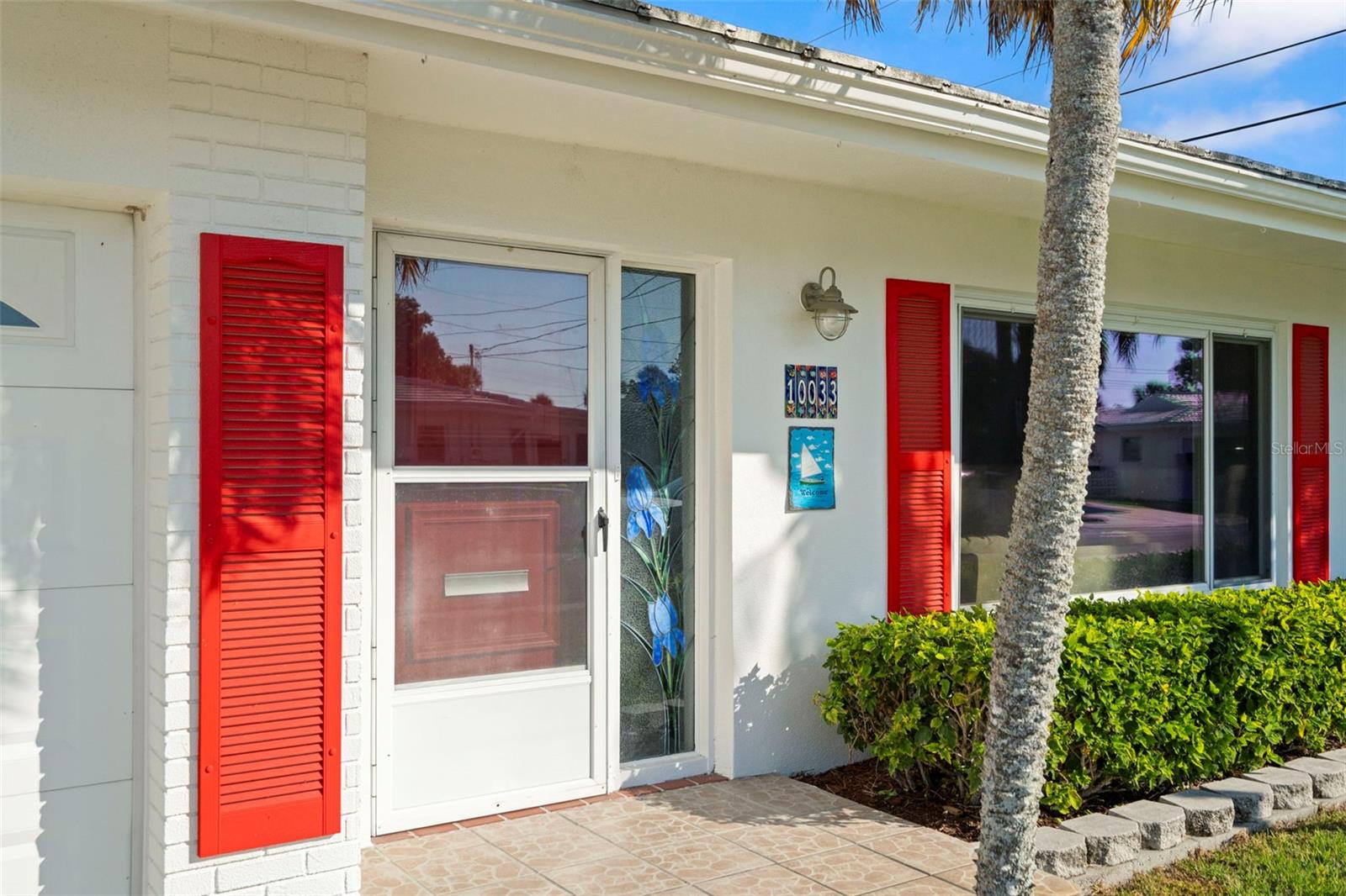 Front screened door to capture the cool breeze!