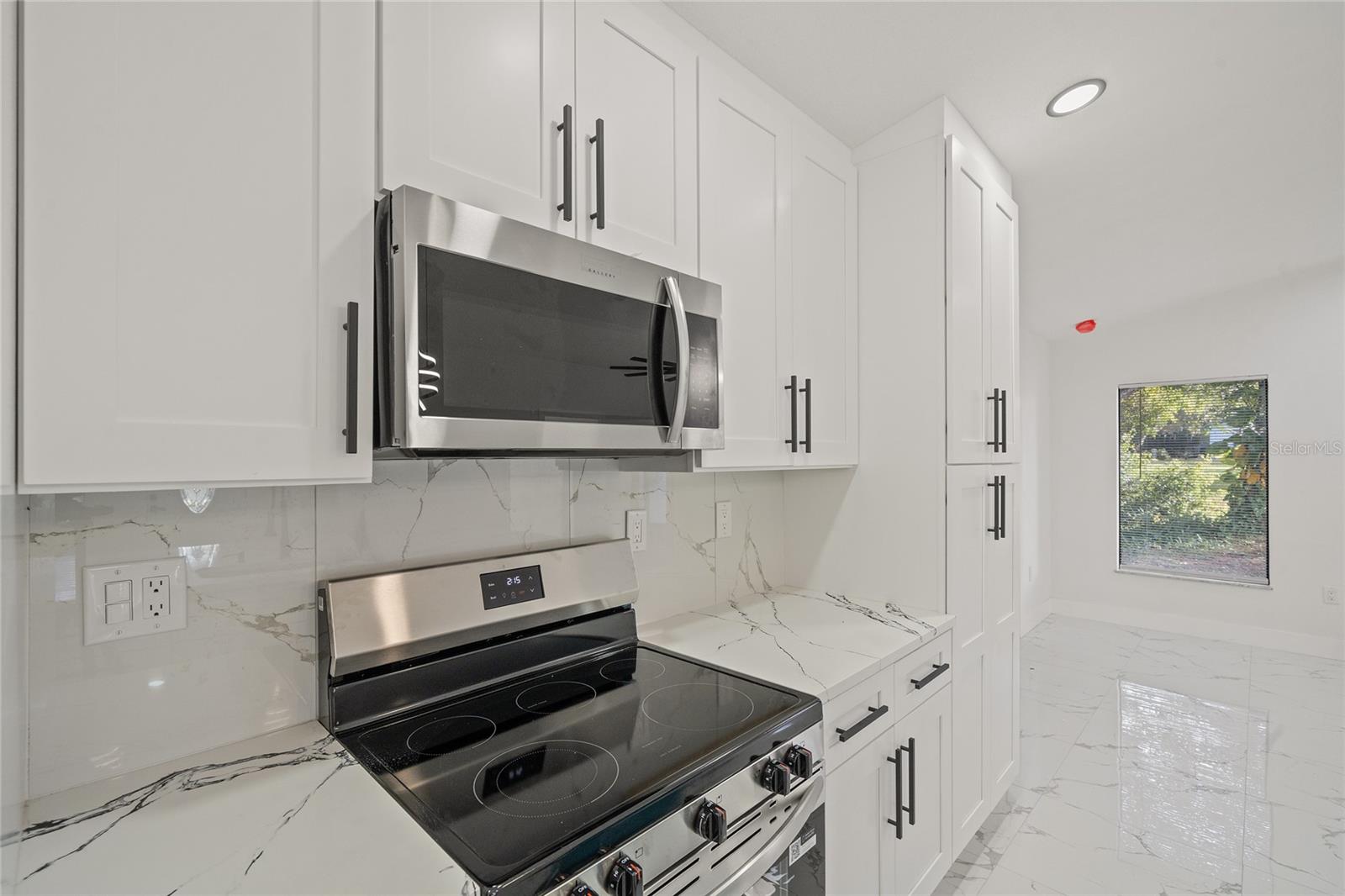 GABINETS WITH NEW RANCH AND NEW MICROWAVE