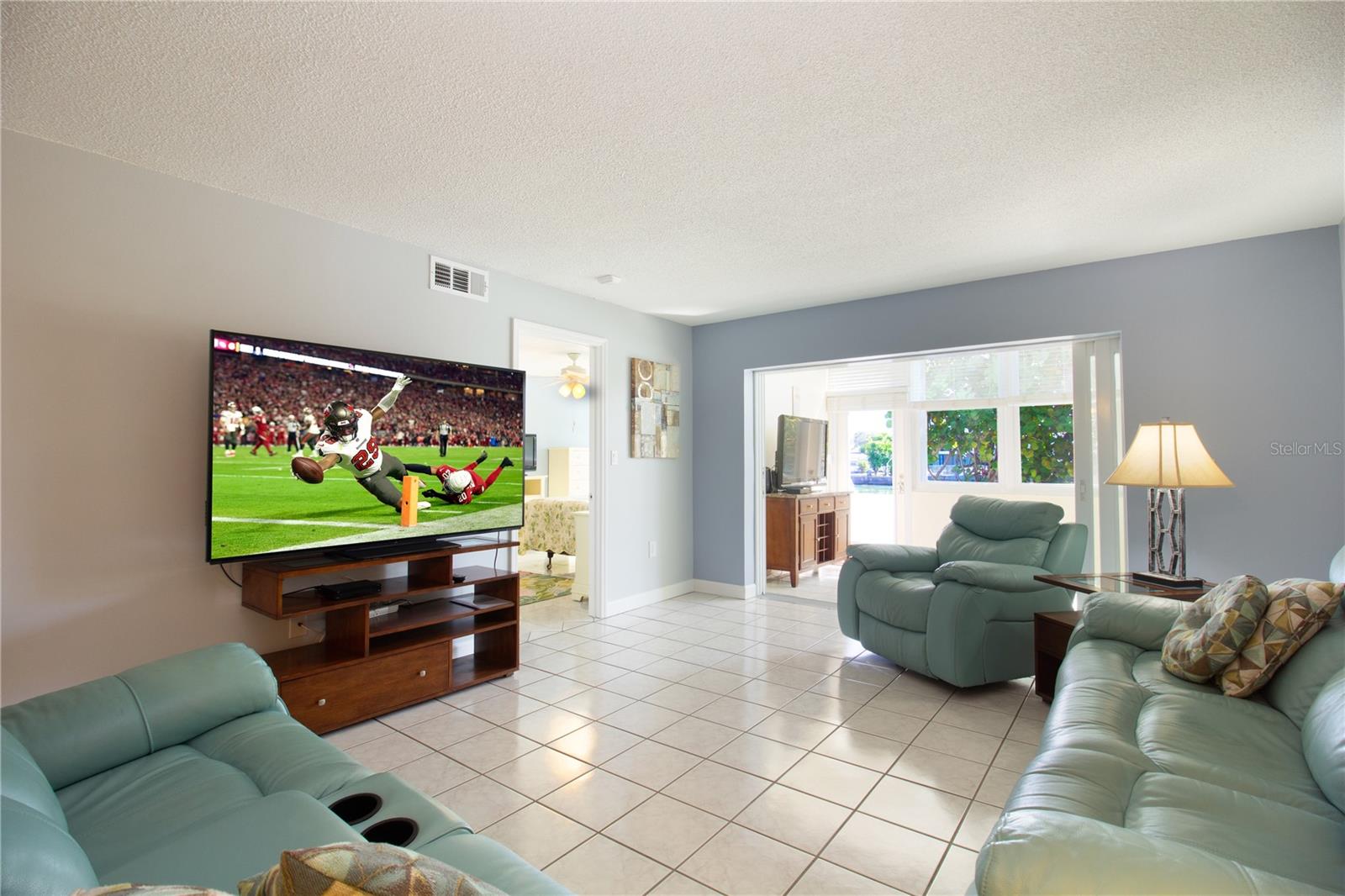 Fully furnished and ready for entertaining