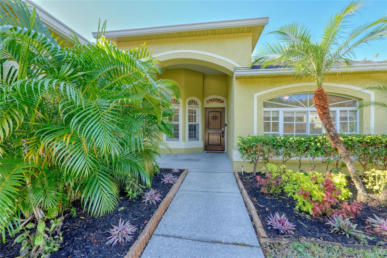 Manicured landscaping!!!