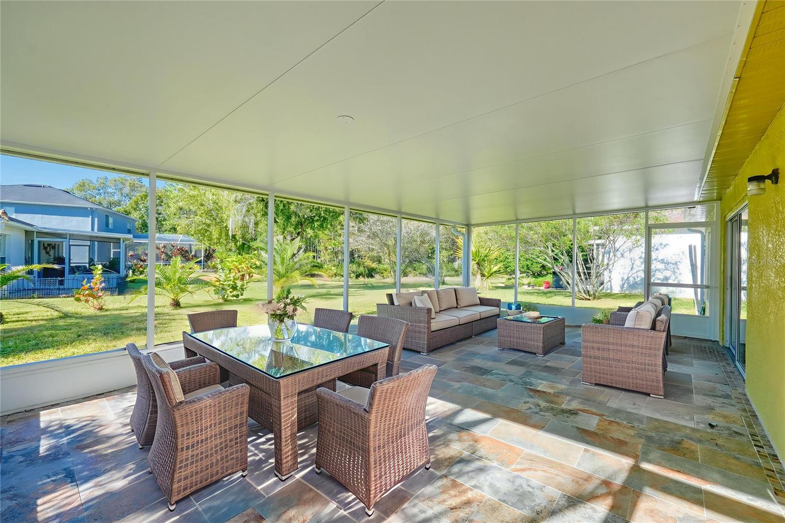 Oversized and screened lanai!