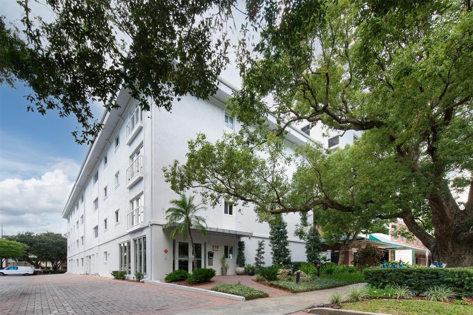 The side entry has an access door by the elevator for easy loading & unloading.