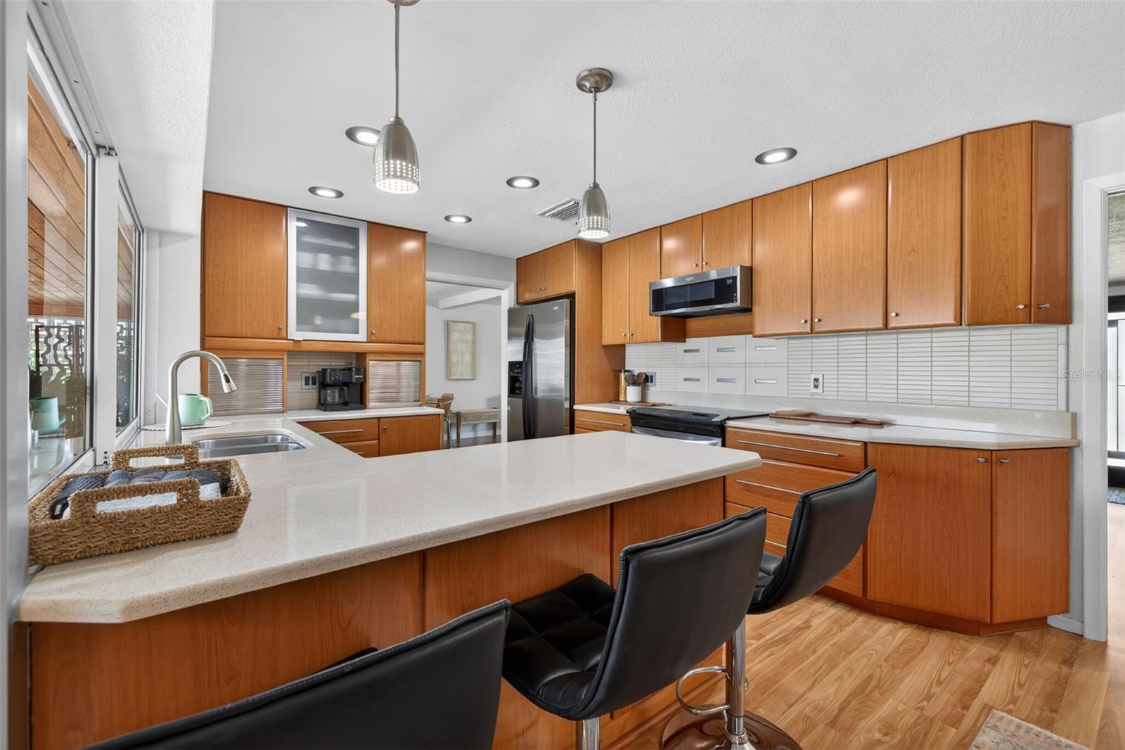 Clean stone counters