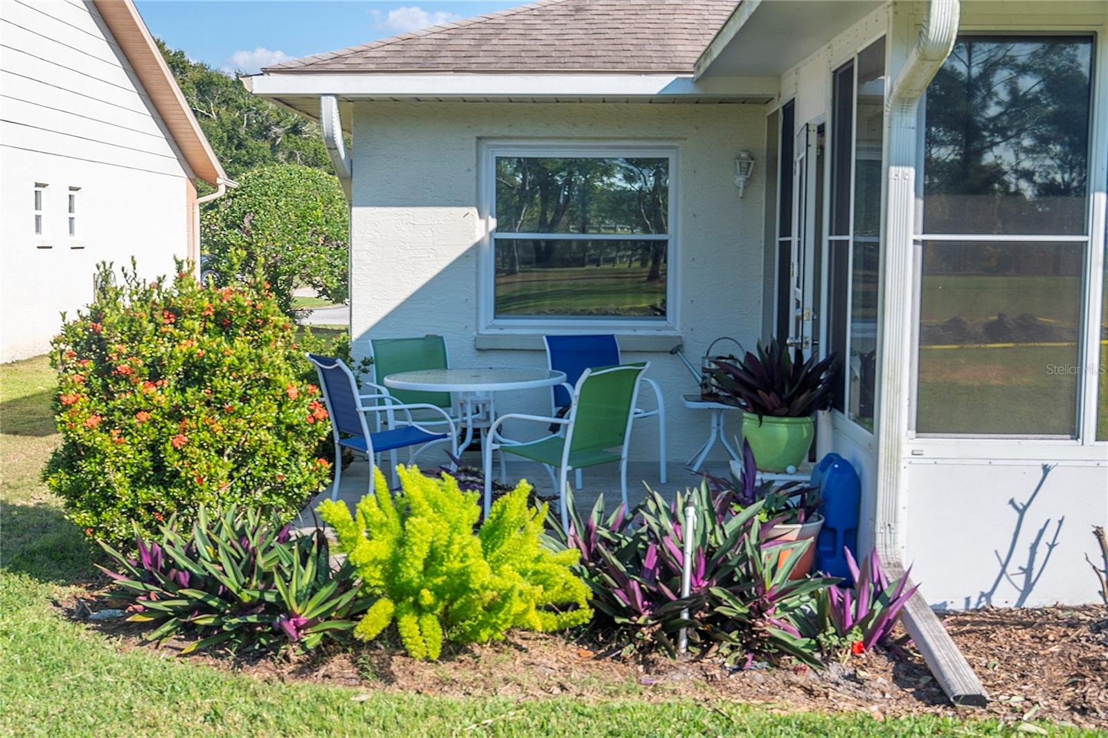 Perfect area for morning coffee with the early golfers or a beautiul Florida sunset view over the golf course~