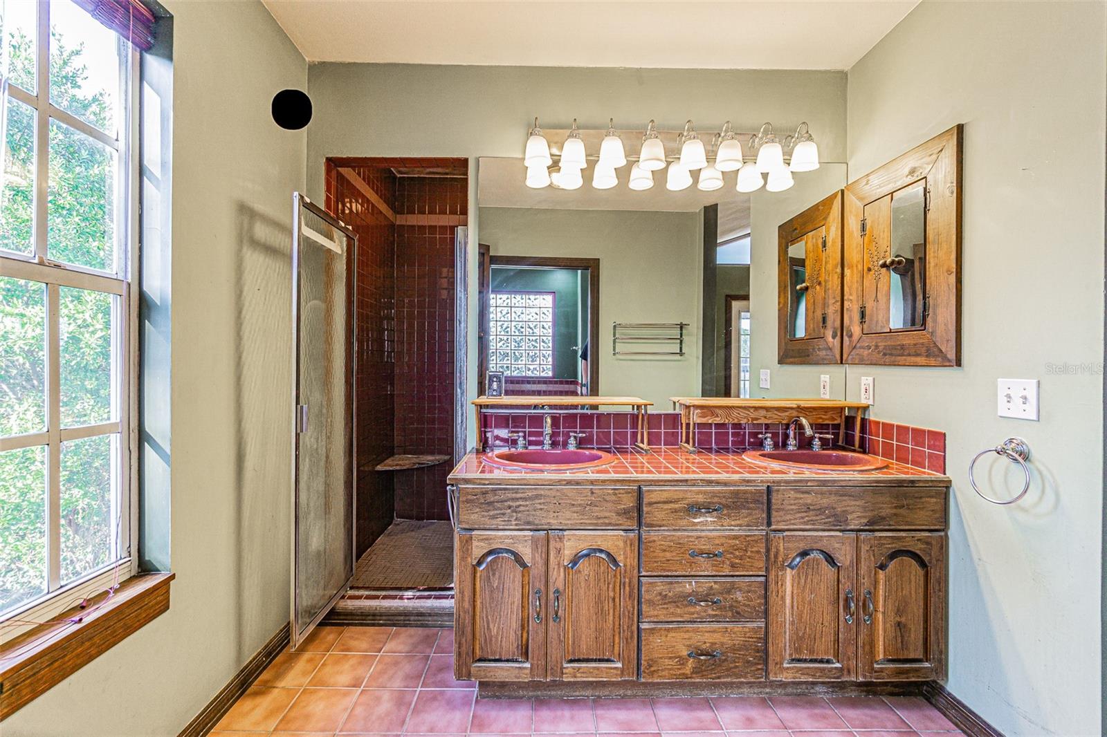 primary bath with dual sinks and shower