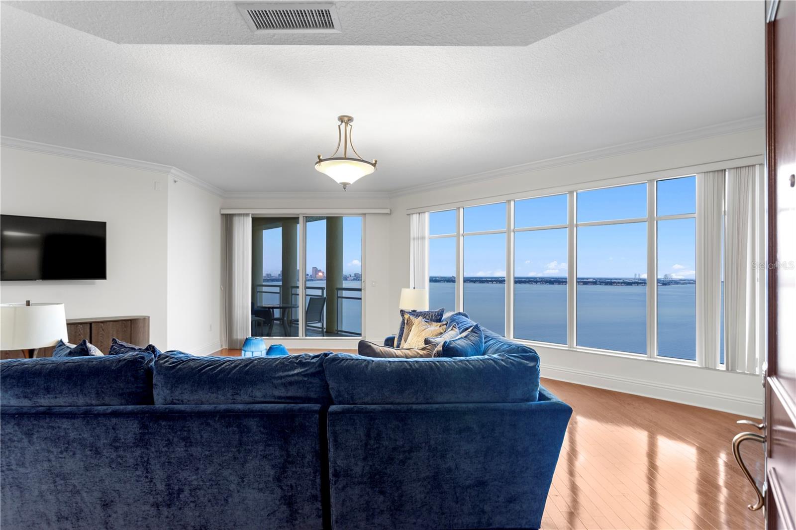 This 19 th Floor Residence offers loads of windows front to back allowing glorious natural lightthroughout the residence.