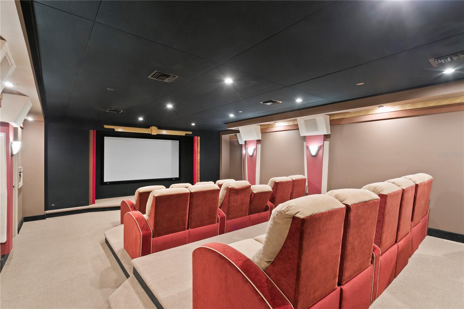 Bellamy is one of the most substantialbuildings along Tampa’s iconic Bayshore Boulevard with resort style amenities includingheated pool &amp; spa; cabanas, outdoor fireplace, gas grills, lush gardens, fitness centerwith sauna and steam, conference or private dining room, library, club and billiard’srooms, theatre and wine tasting room.