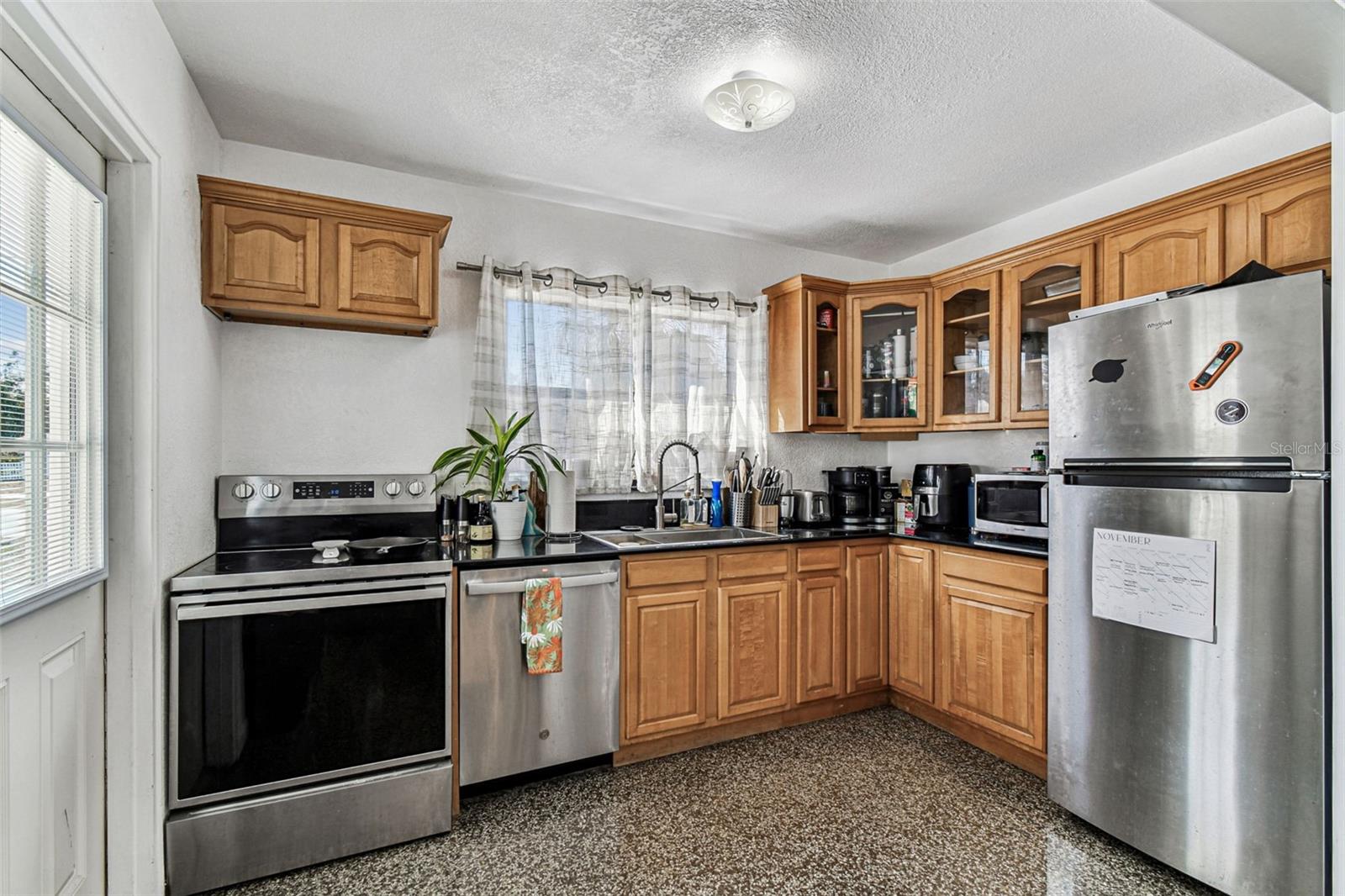 kitchen maple cabinets