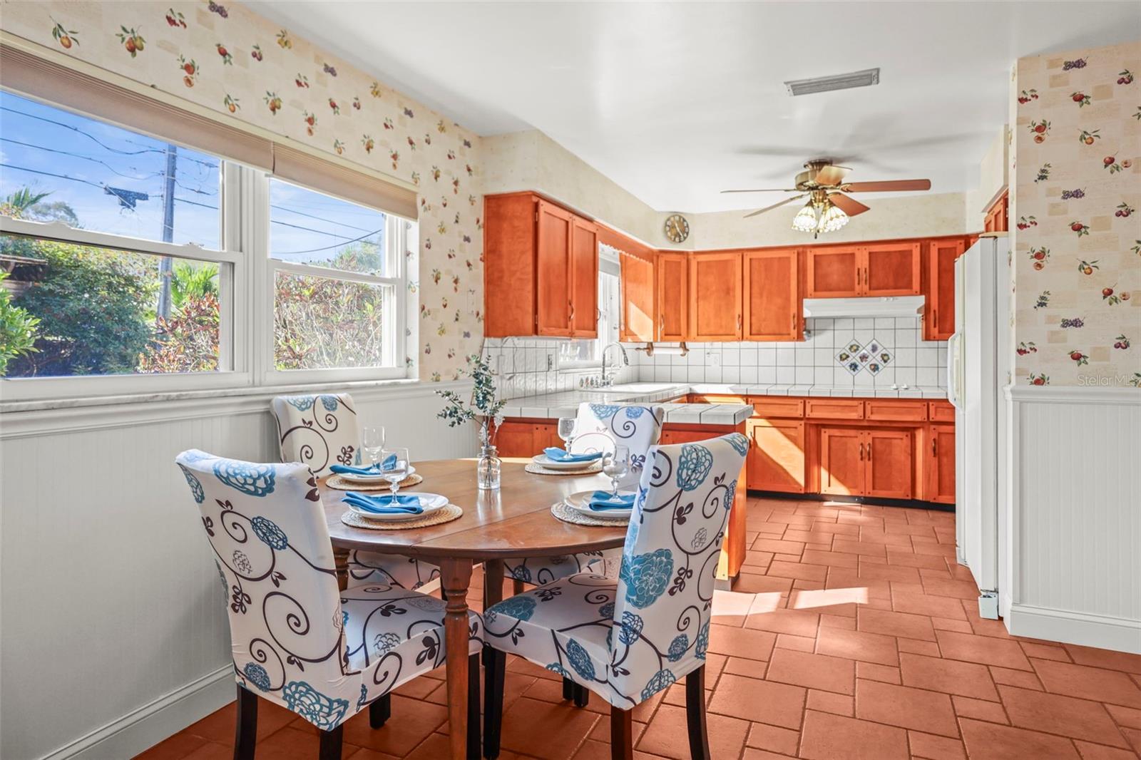 large eat in Kitchen