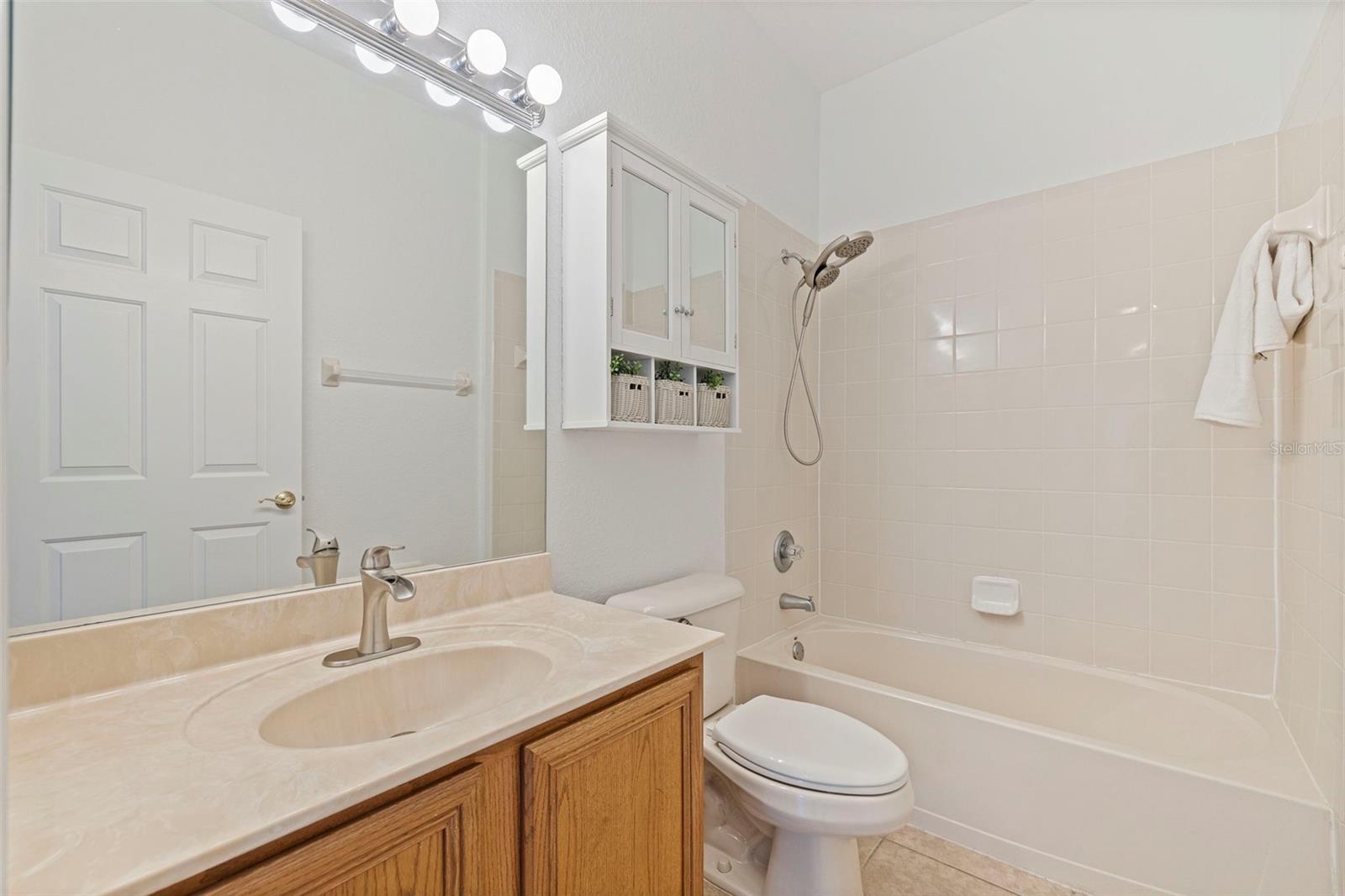 Secondary Bathroom with Tub/Shower Combo