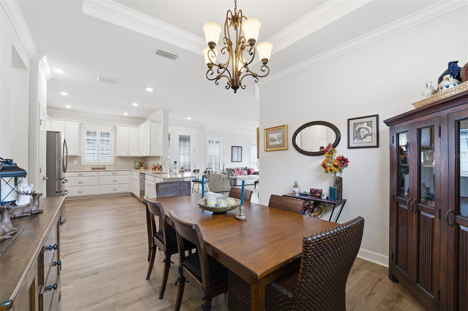 Dining room (angled)