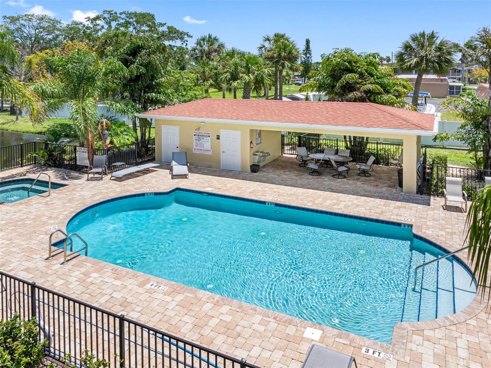 Community pool & spa