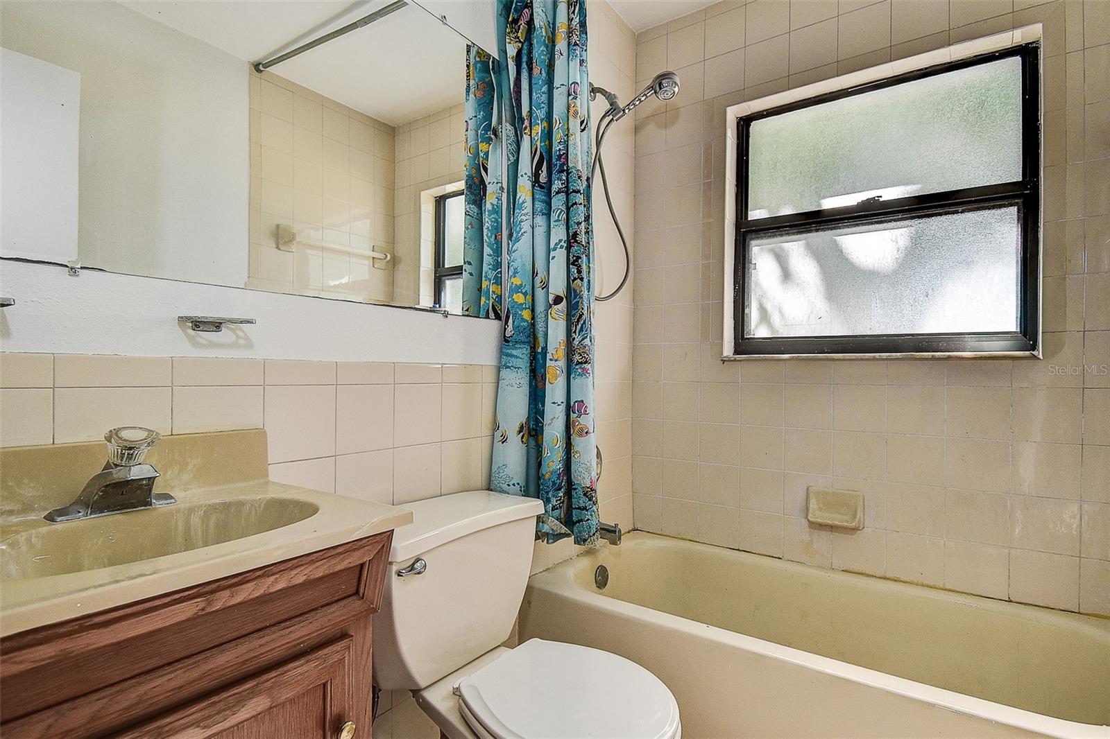 Main Bathroom w/ Tub