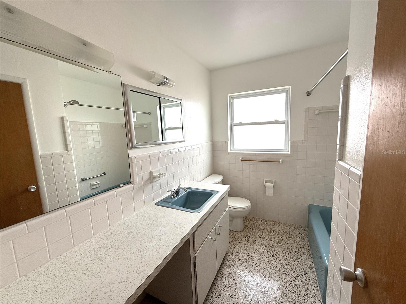 Hall bath w/large vanity & drawers