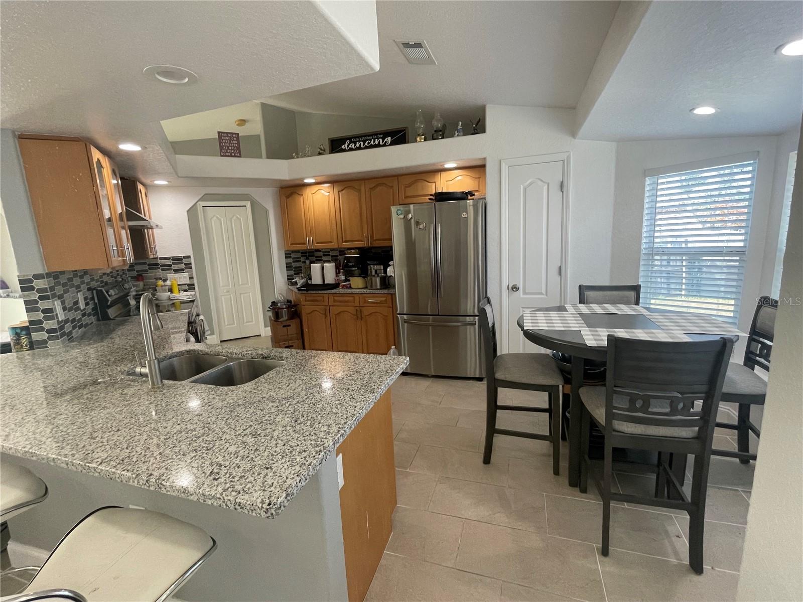 KITCHEN DINNETE AT RIGHT