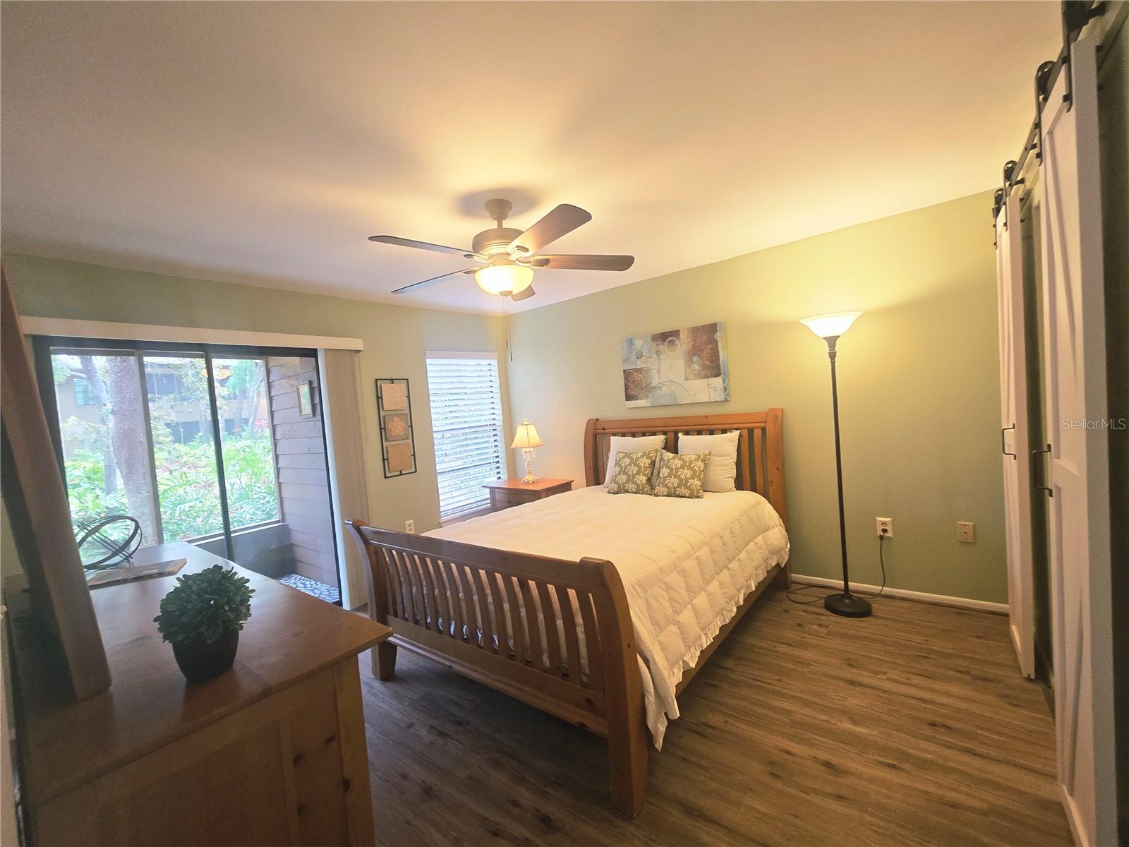 Primary bdrm w/ensuite bath