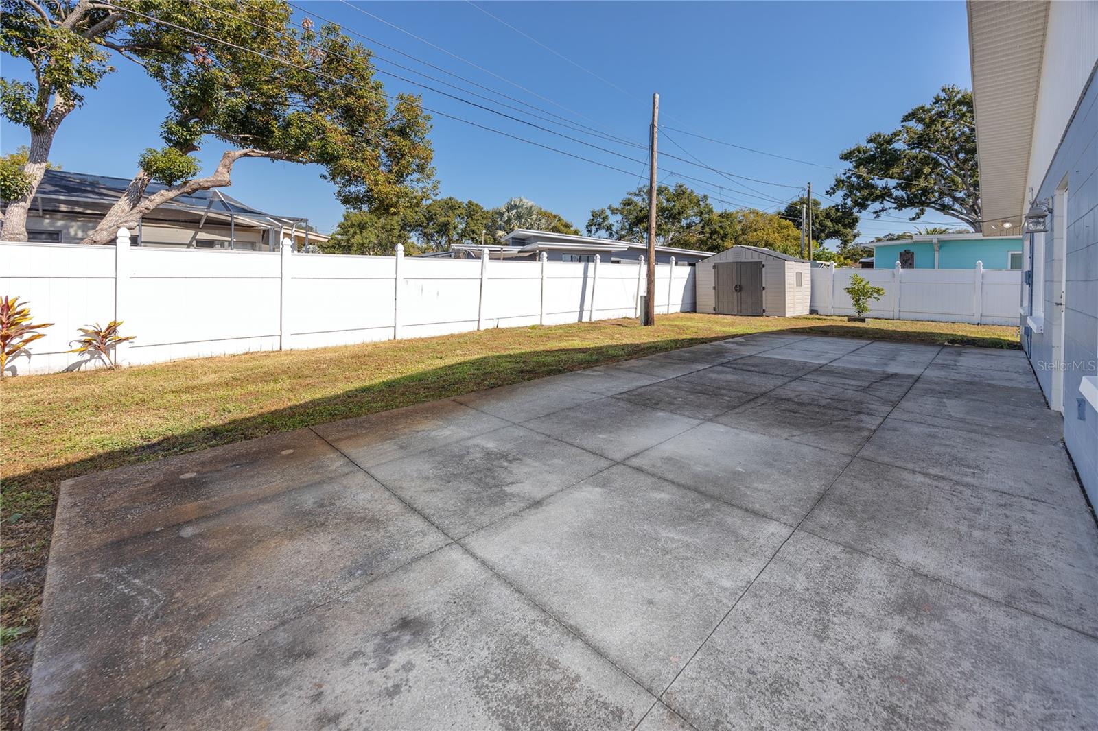 Expansive back patio perfect for entertaining!