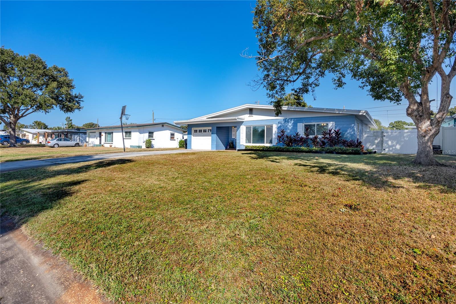 Nice long driveway with plenty of parking.