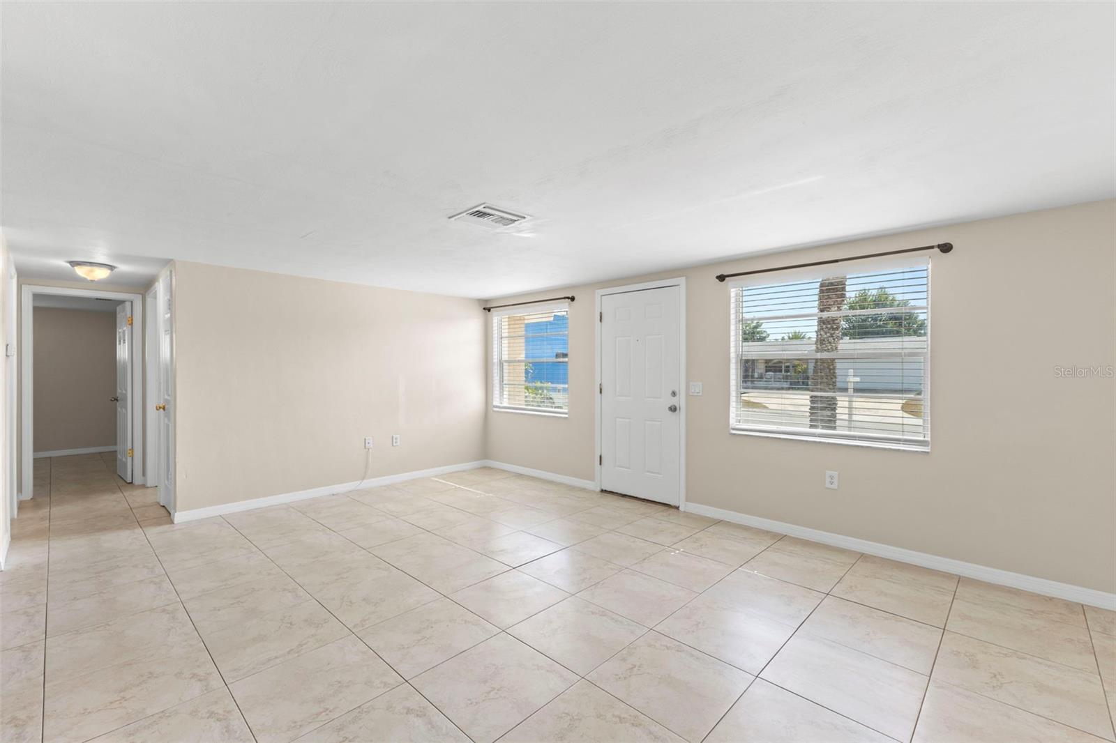 Lots of Natural Light w/Blinds