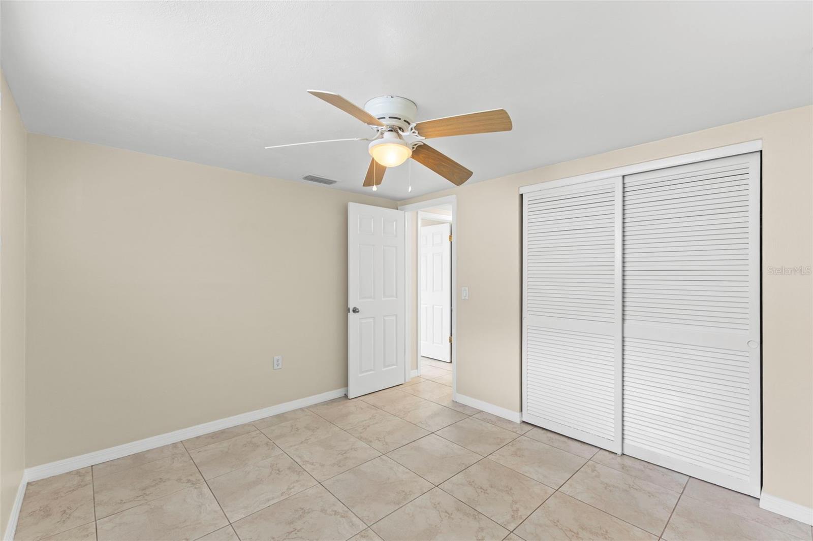 Blinds and Ceiling fan