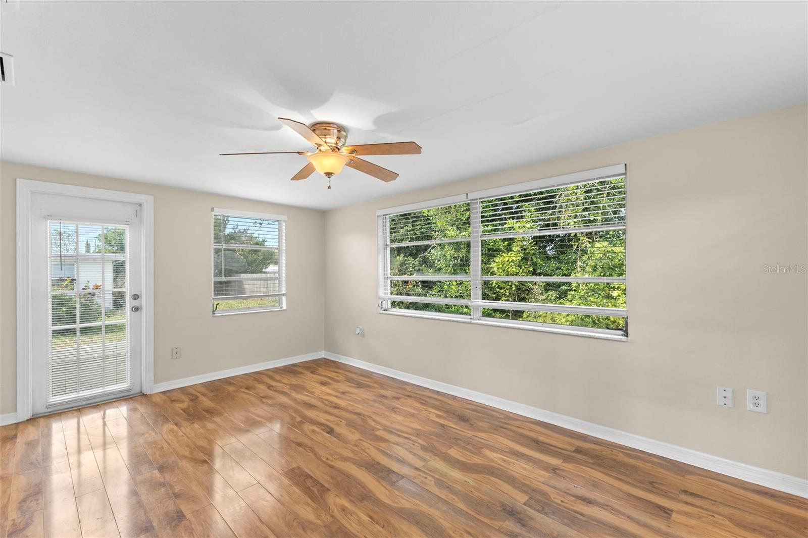 Bright Bonus Family Room/Office/Den w/Blinds