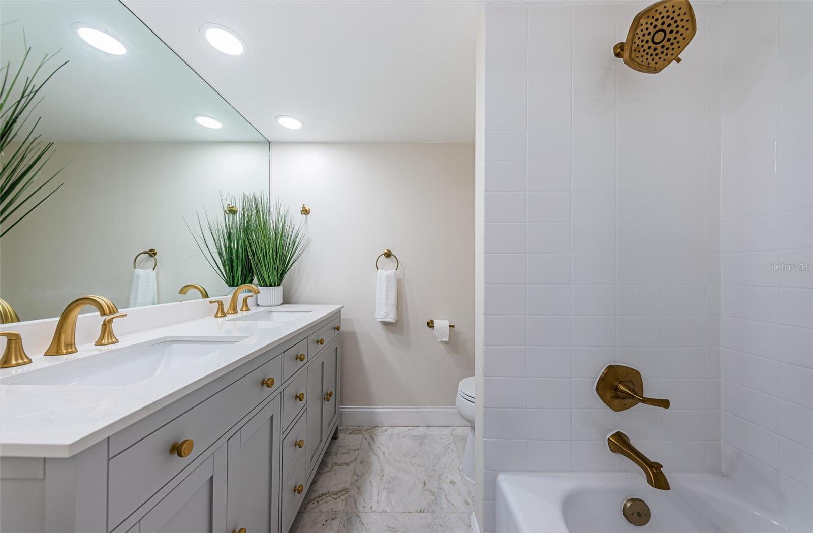 Master Bedroom Bathroom