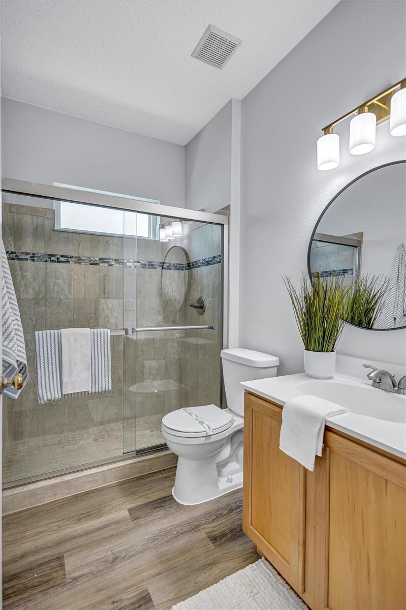 Upgraded guest full bathroom