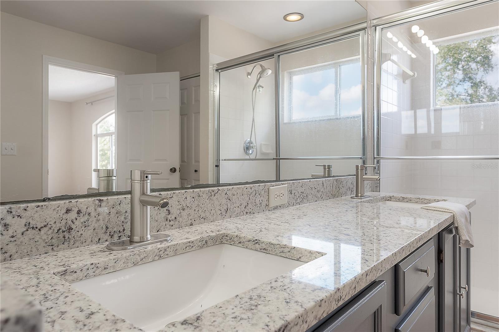 Upstairs primary en suite bathroom