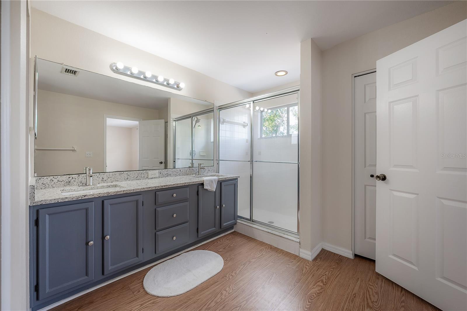 Upstairs primary en suite bathroom