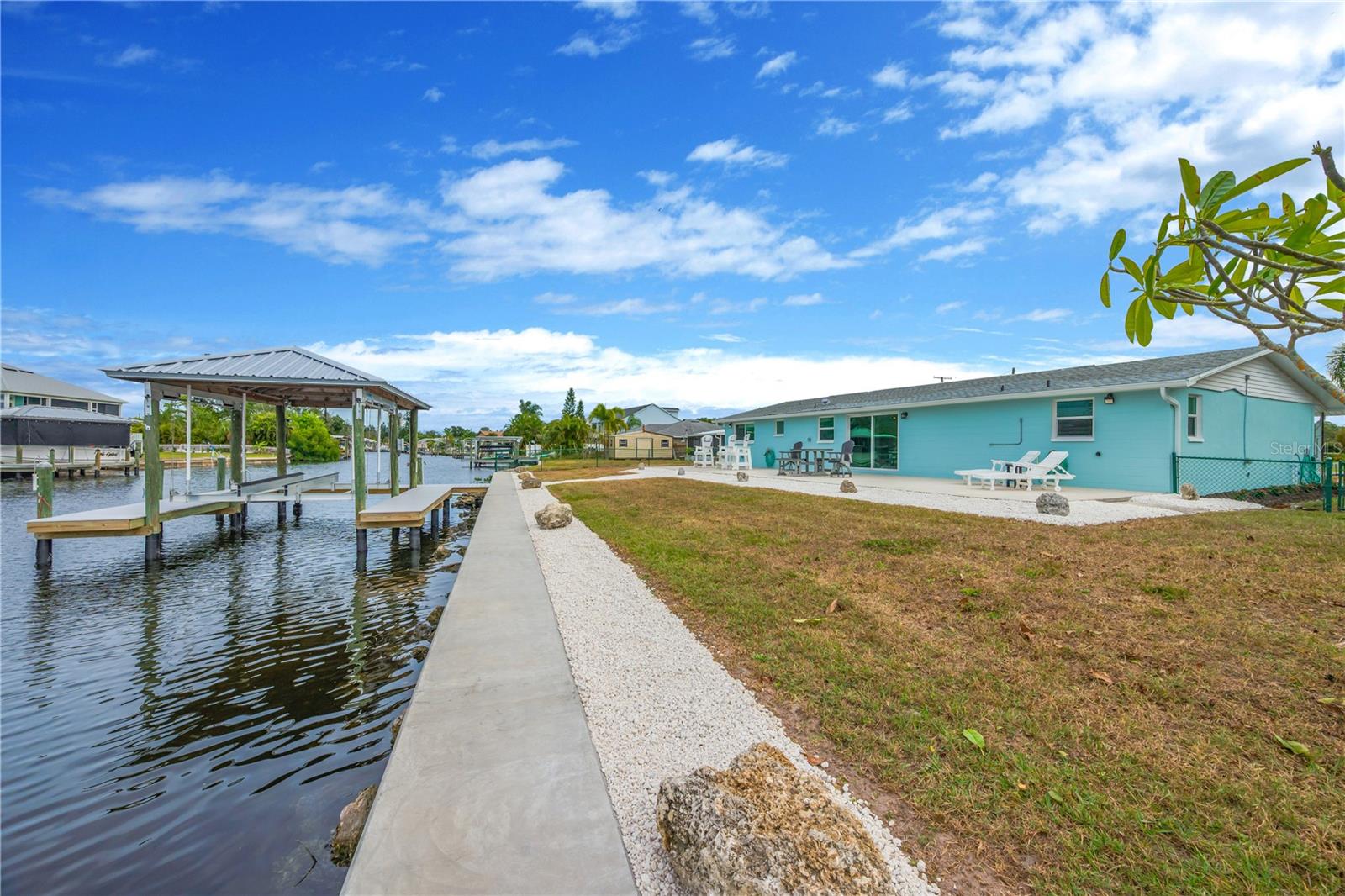 With deep-water Ruskin Inlet frontage and direct, bridge-free access to Tampa Bay, you can head out fishing, cruise at sunset, or reach Gulf of America waters with ease.