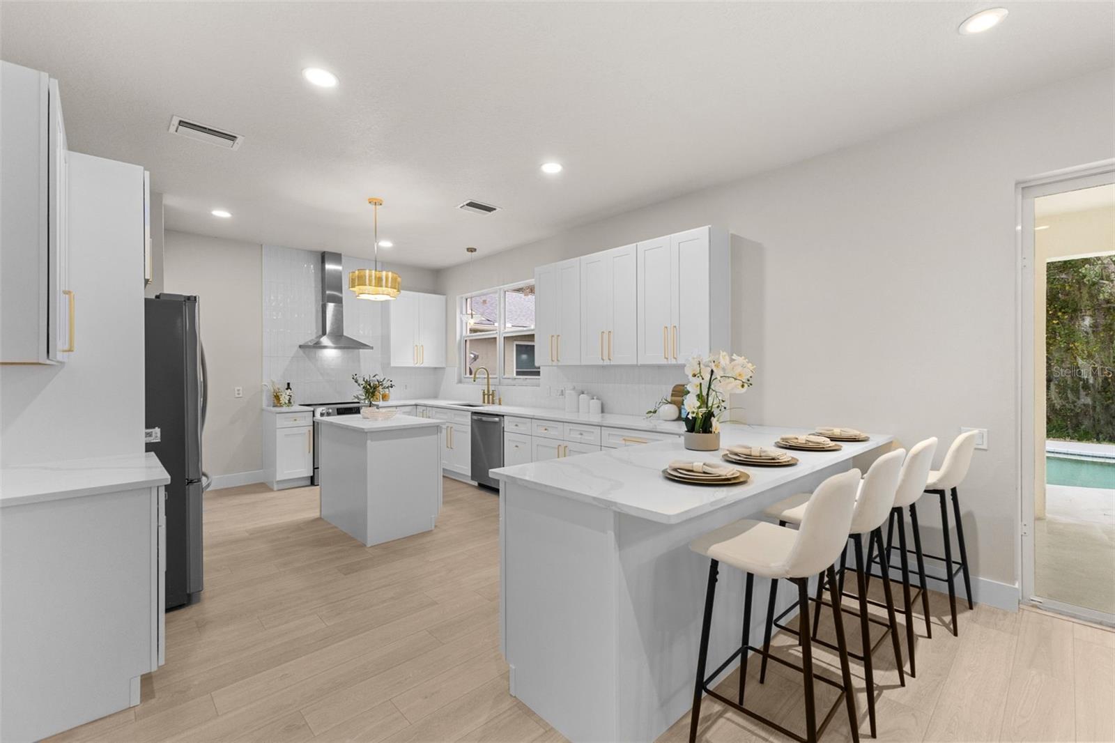 Enjoy gathering for a meal without missing a moment with the cook.