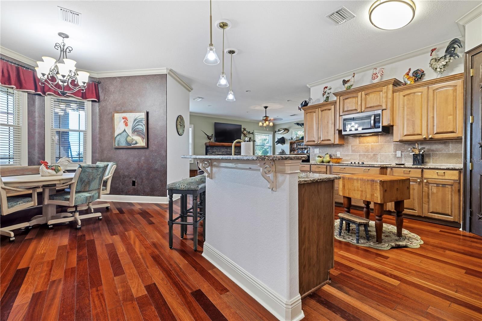 Breakfast bar and Eat-In Kitchen
