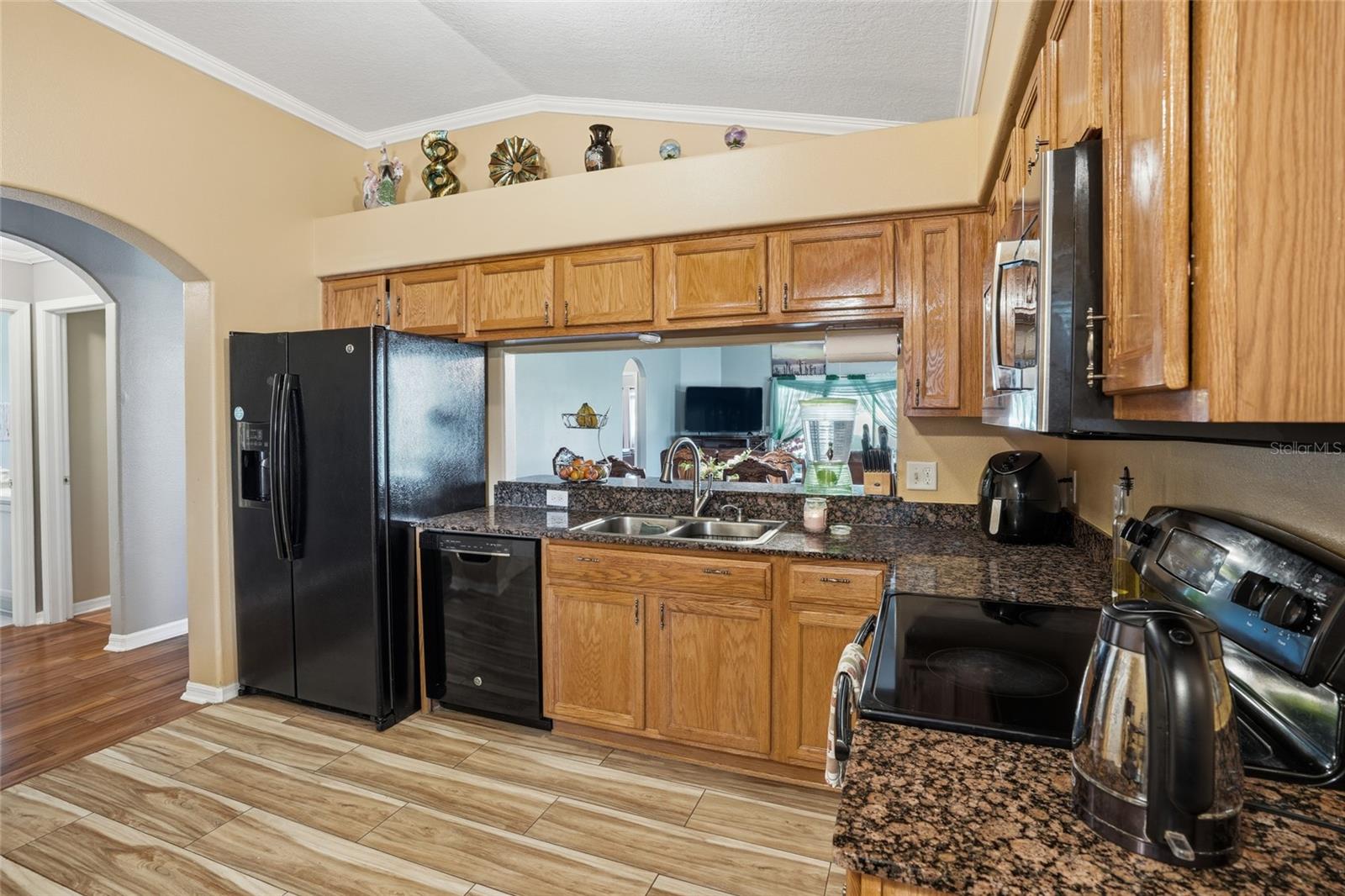 spacious area for preparing meals