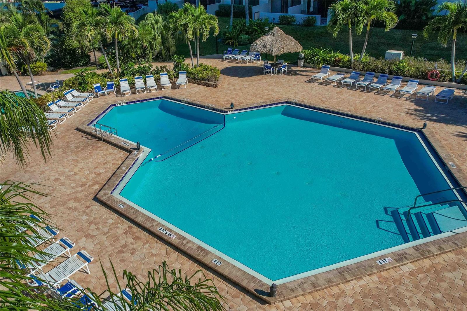 POOL SHARED WITH 400 BUILDING