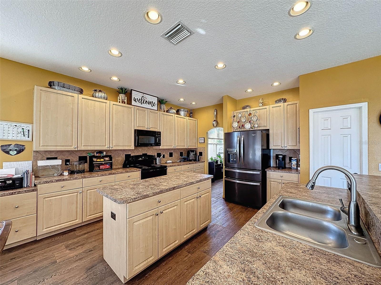 Kitchen island included