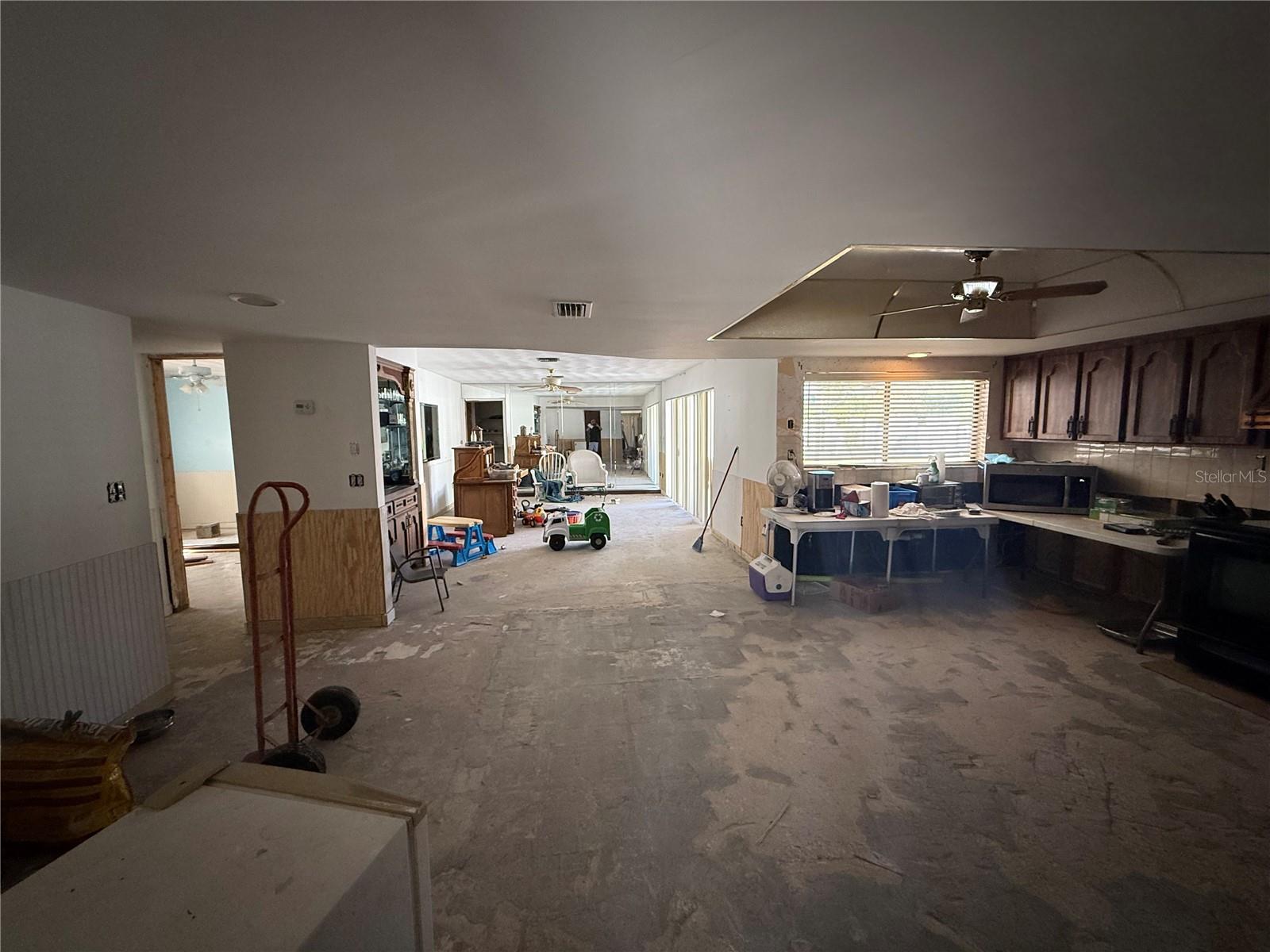 Huge Litchen / Living Area