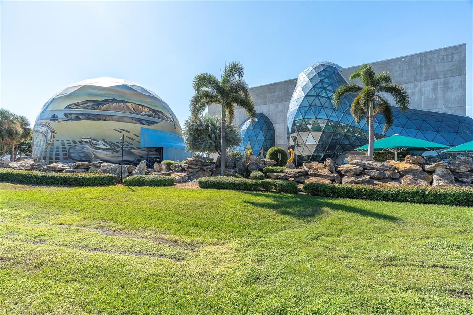 The Dali Museum & the Mahaffy are one block away. You can enjoy free waterfront concerts in the courtyard between the two buildings.