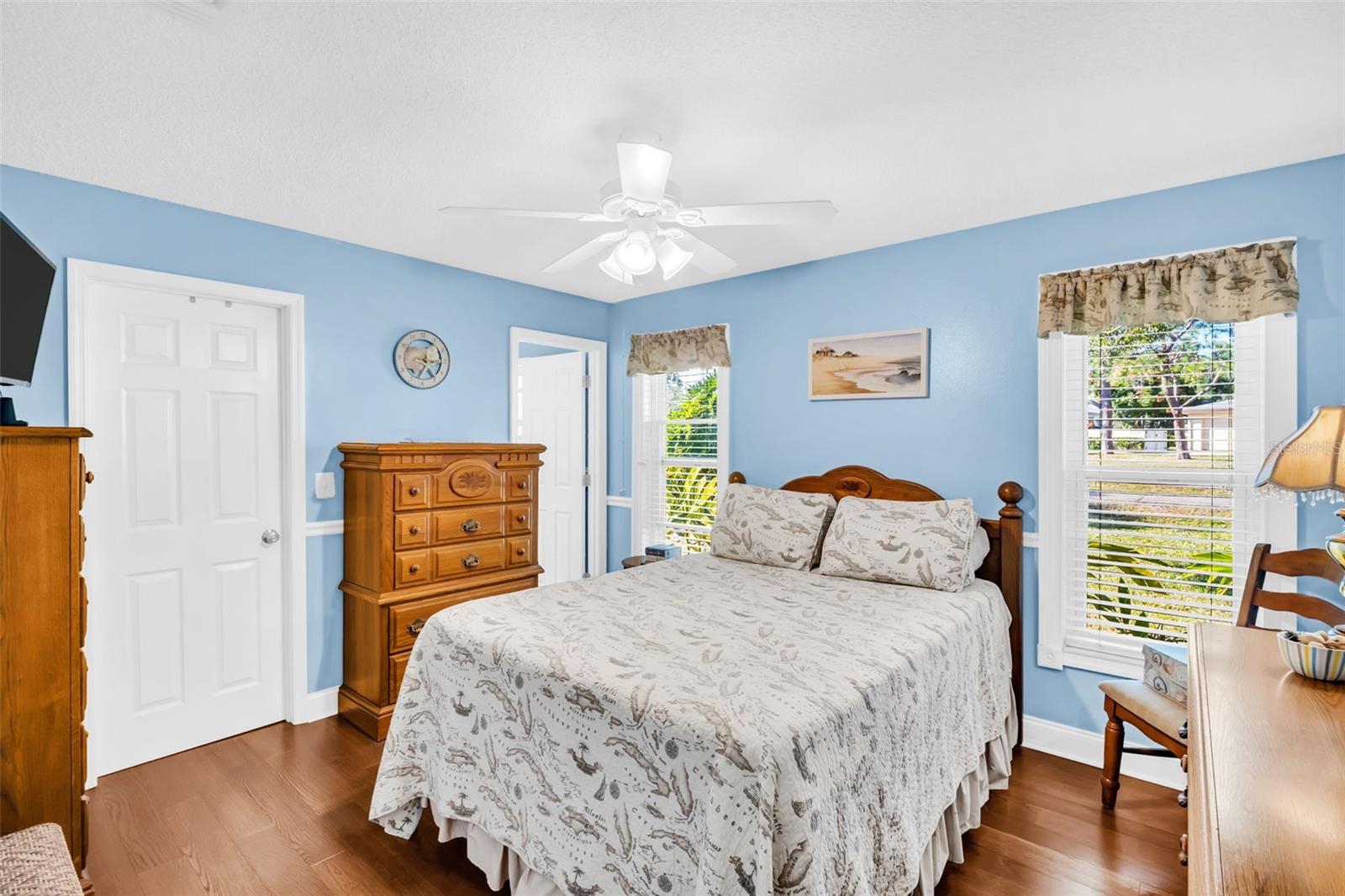 Large master suite with a large walk-in closet and beautiful en-suite bath~