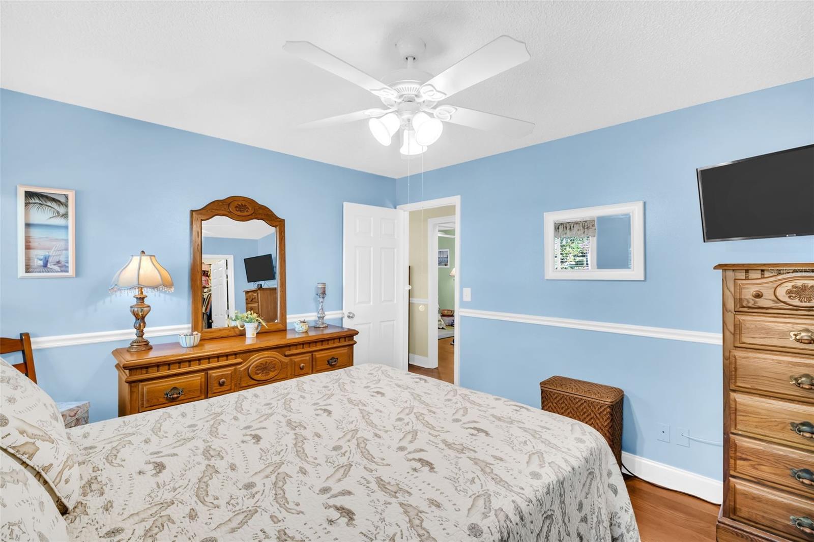 Big enough for a king & additional furniture~