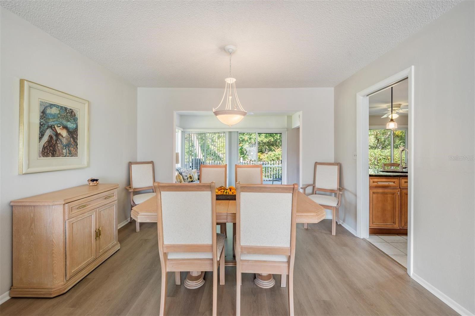 Dining are also adjoins the kitchen for easy entertaining