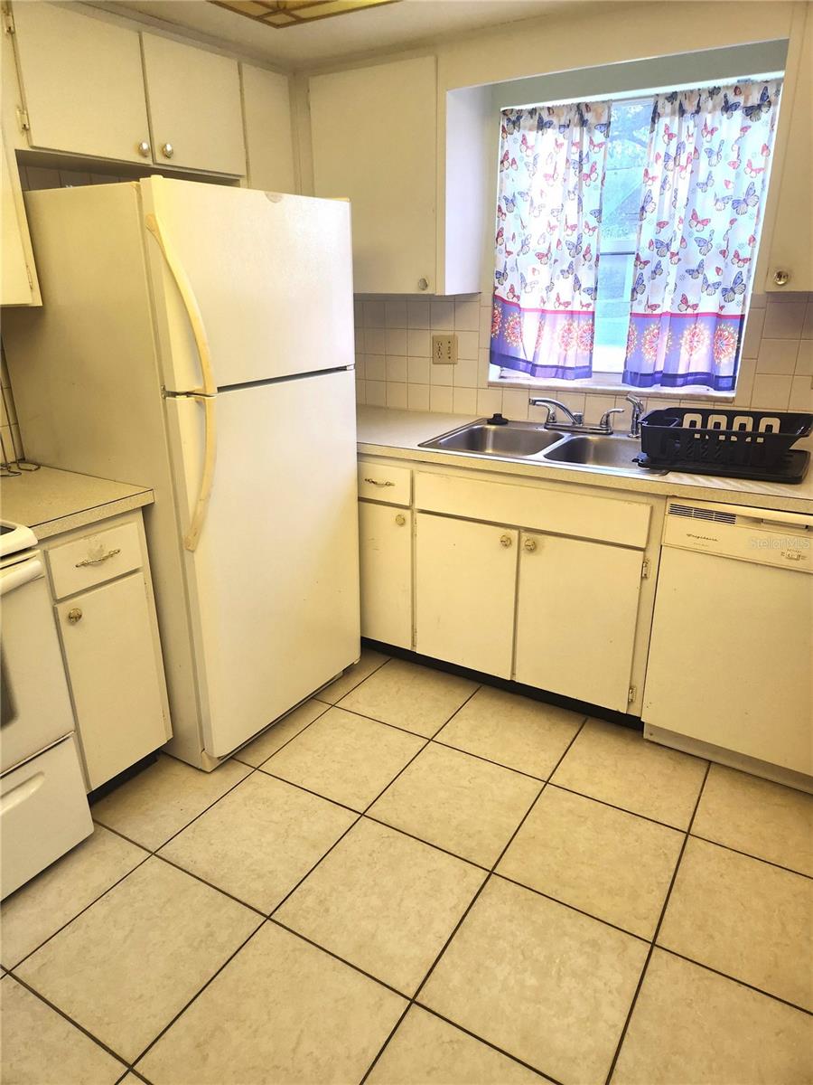 Kitchen with all appliances