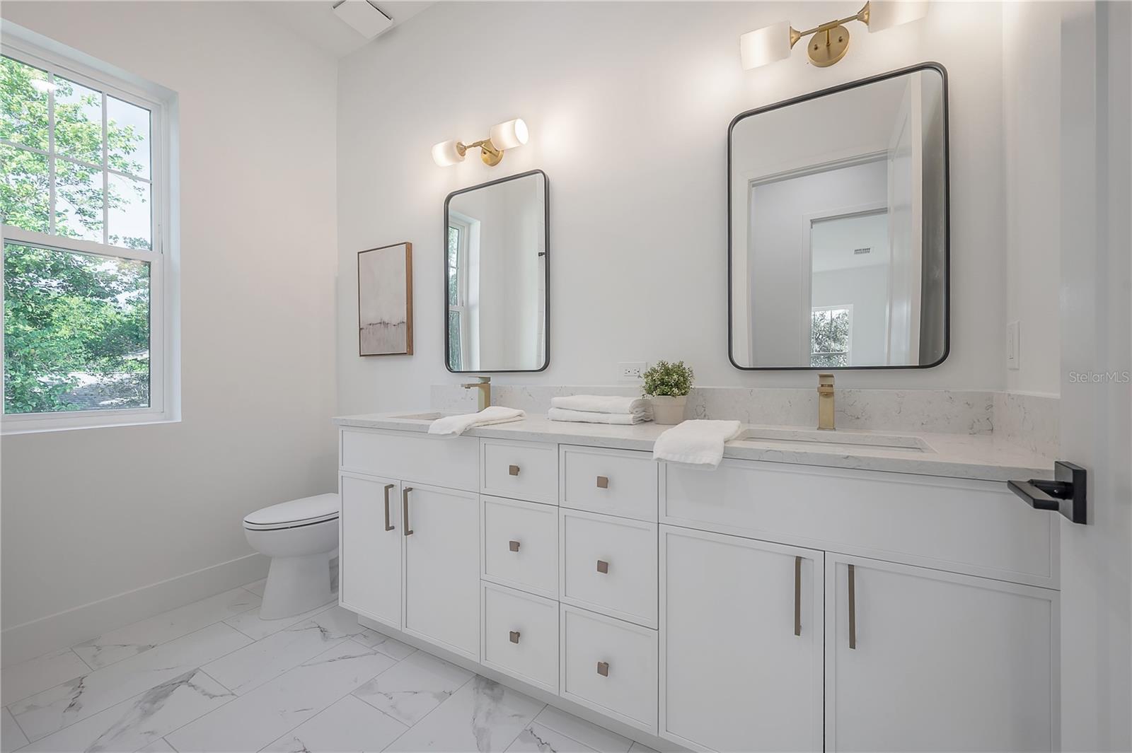 Guest bathroom (upstairs)