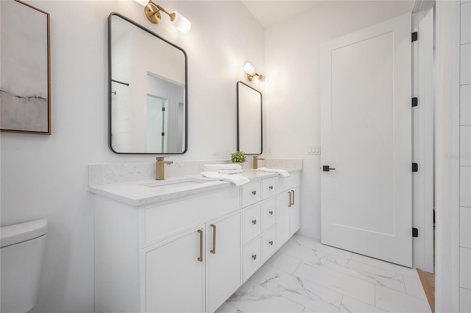 Guest bathroom (upstairs)