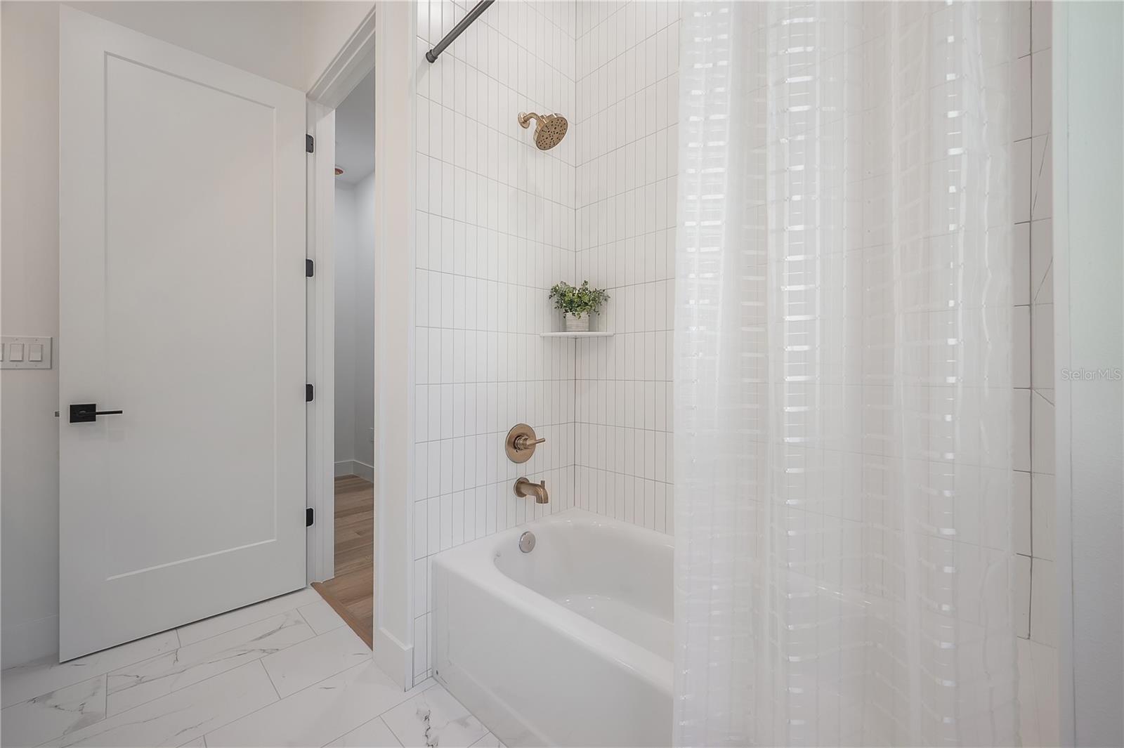 Guest bathroom (upstairs)
