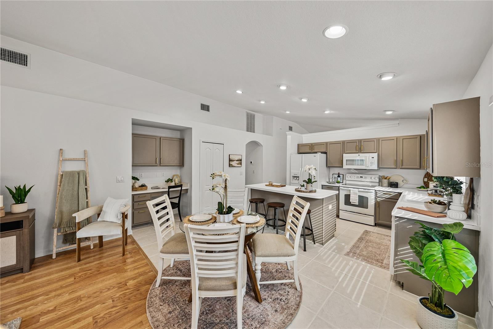 Kitchen and Eat In Area