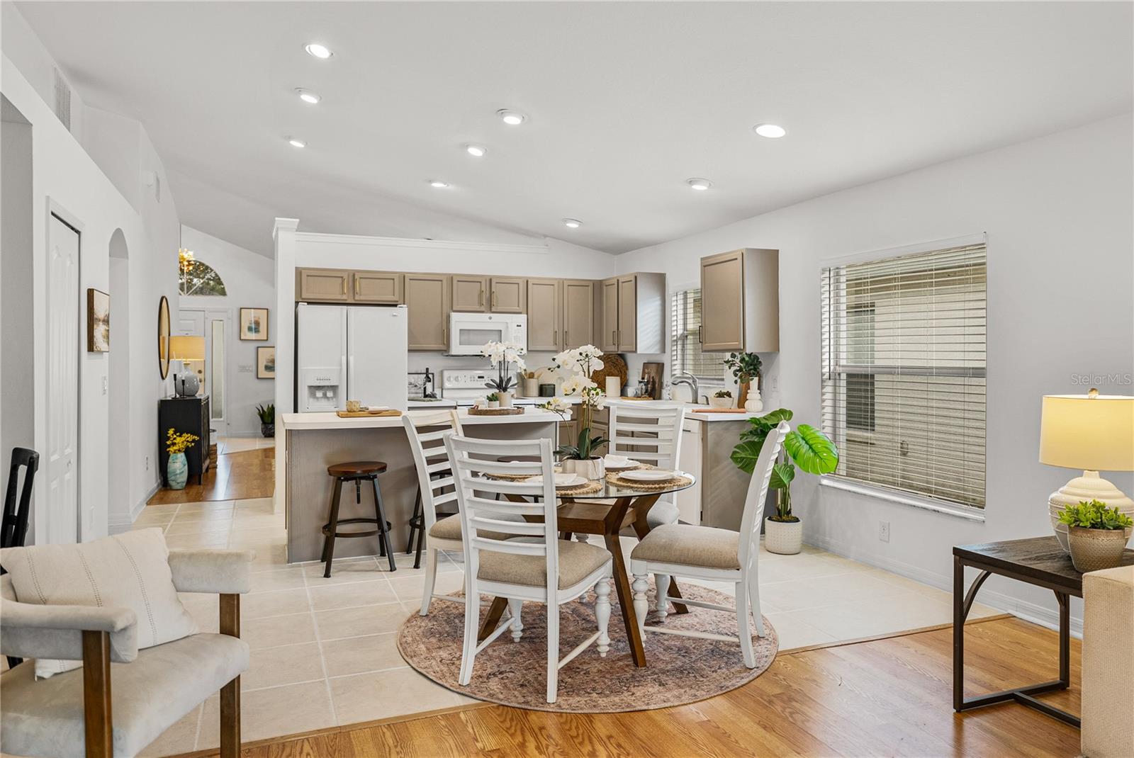 Kitchen and Eat In Area