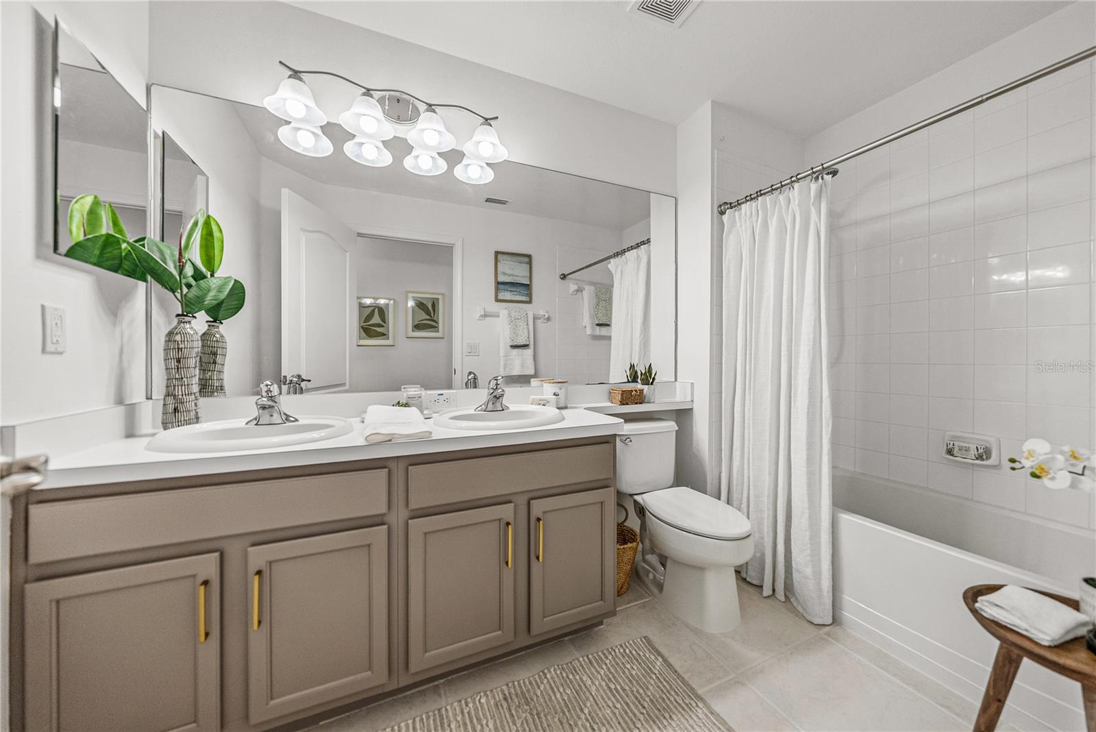 Second Oversized Bath with Dual Sinks